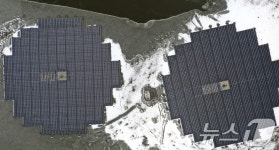 얼어붙은 수상태양광발전소