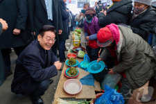 남창옹기종기시장 상인과 대화 나누는 이재명 대통령