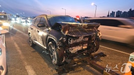 아산 배방역사거리서 SUV가 굴삭기 추돌…1명 중상·차량 화재