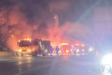 광주원주고속도로 초월터널 앞 화물차 전복 후 화재…30대 부상