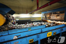 선별장에 몰려드는  재활용 폐기물
