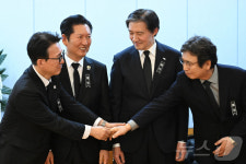 대화나누는 김민석·정청래·조국·유시민