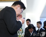 눈물 닦는 이재명 대통령