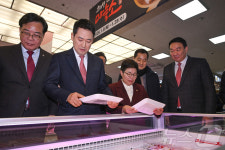 축산 식품 살펴보는 장동혁 대표