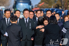 동아쇼핑김혜경 | 유가족 위로하는 김혜경 여사