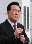 답변하는 백성현 논산시장