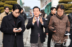 취재진 질문받는 백성현 논산시장