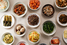 물가 너무 올라 반찬 리필 돈 받을까요…자영업자 투표 결과는?
