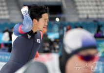 전광판 기록 확인하는 김준호