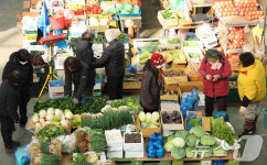 설 앞두고 분주한 노은농수산물시장
