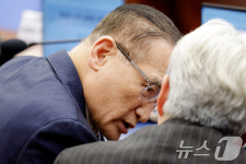 대화 나누는 위성락 안보실장