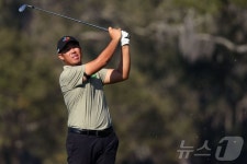 LIV 골프 이적 안병훈, 개막전 2R 공동 10위…선두와 3타 차