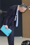 취재진에게 인사하는 권창영 특검