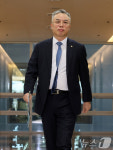 사무실로 출근하는 권창영 특검