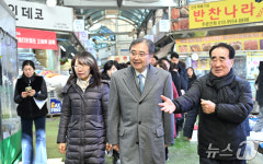 조현 외교, 설 맞아 망원동 월드컵시장 방문