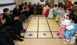 아이들 동요 듣는 어르신들