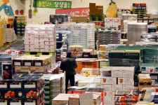 설 명절 앞두고 분주한 농협가락공판장