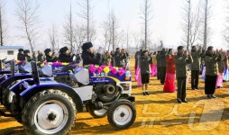 北, 9차 노동당 대회 맞아 옹진군 만진농장에 전달된 트랙터 선전