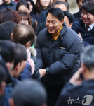 고지대 주민들과 인사하는 오세훈 시장