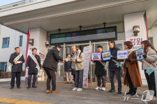 굿모닝 청렴…김진태 지사 등 강원도청 직원들, 출근길 소통 캠페인