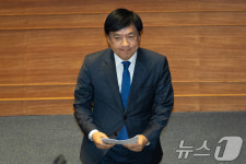 발언대 향하는 이성윤 의원