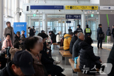 북적이는 송정역 대합실