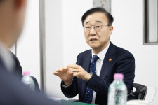 김윤덕 장관, 설 연휴 앞두고 고속도로 휴게소 현장점검