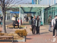 할아버지 안 보고 싶었어?…설 귀성객 몰린 창원중앙역