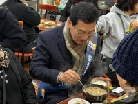 김영록·신정훈·이개호 등 특별시장 후보들, 광주 양동시장 출격