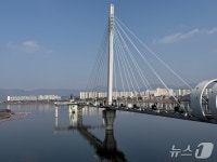 남춘천역에 남은 마지막 인사…연휴 끝자락, 다시 일상으로