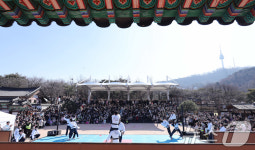 한옥마을 위로 날아오른 태권도의 정신