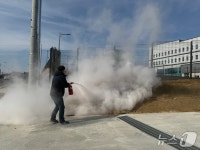 옥천 LPG충전소 옆 전신주에 붙은 불…설 연휴 지나가던 소방관이 진압