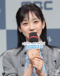 인사말 하는 한지현