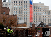 승리는 우리 것 현수막 건 주한 러시아 대사관