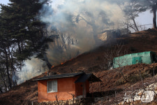 함양 산불, 백연마을 인근까지 접근…당국 마을 방어 총력전