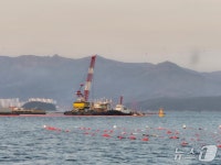 창원 실리도 해상서 바지선이 고압선 절단…섬 43가구 정전