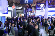 관람객으로 붐비는 MWC26 LG유플러스 부스 앞