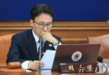 생각에 잠긴 김민석 총리