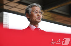 조희대 대법원장, 취재진 질문에 답변