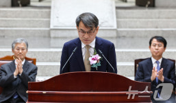 고개 숙여 인사하는 노태악