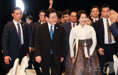 필리핀 동포 간담회 참석하는 이재명 대통령·김혜경 여사