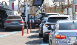 국제유가 급등, 붐비는 주유소