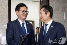 송영길 전 대표와 면담 마친 정청래 민주당 대표