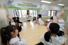 창의미술 활동하는 아이누리 학생들