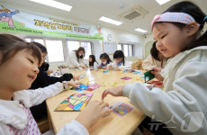 창의미술 활동하는 아이누리 돌봄센터 학생들