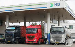 더 싼 주유소로 몰린 화물차들