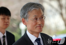 굳게 입다문 조희대 대법원장