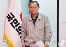 기자회견장 들어서는 이정현 위원장