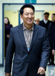 초등학교 교실로 향하는 오세훈 서울시장