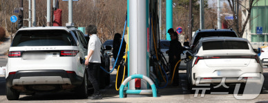 저렴한 주유소 찾아서 주유하는 시민들